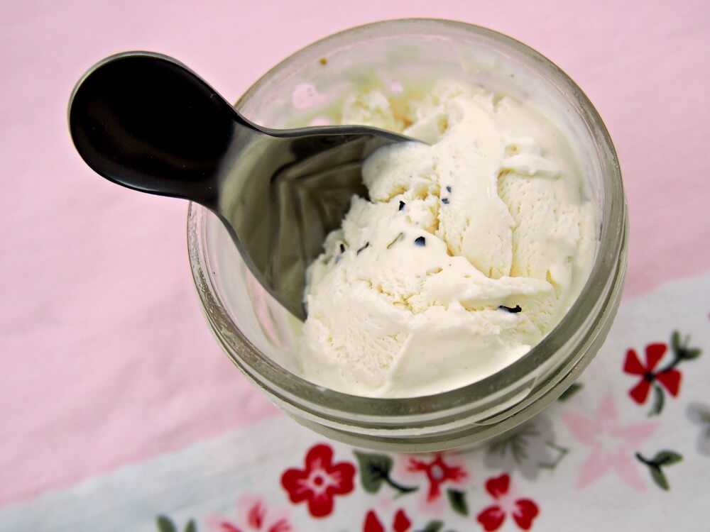 http://www.plumdeluxe.com/cdn/shop/articles/tea-ice-cream-spoon.jpg?v=1659422668