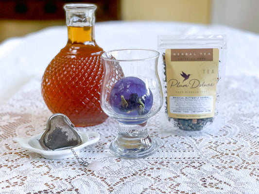 Nothing is better in summer than an iced tea in the middle of a scorching afternoon or a sultry summer night and you can elevate the experience with some fancy ice cubes for iced tea that are easier than pie and just as delicious.